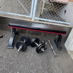 トレニングベンチ、ダンベル、ウェイトプレート