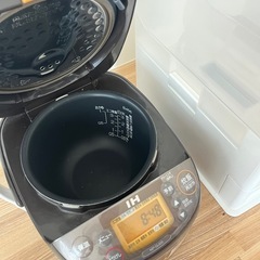 ZOJIRUSHI 3号炊き機炊飯器　・NITORI米びつの画像