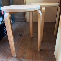 木製丸イス２脚セットの画像