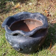 値下げ　100円←300円　厚手の陶器植木鉢　中古　睡蓮鉢の様なデザインの画像