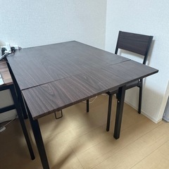 ダイニングテーブル&椅子1脚の画像