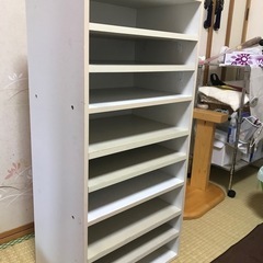 科目ごとに仕分け出来る9段棚の画像