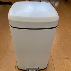 ペダル式ゴミ箱
