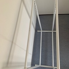 ロー鞄、服かけの画像