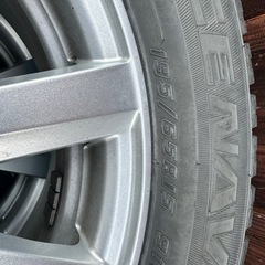 グッドイヤー　195/65R15 スタッドレスタイヤ アルミホイール付き 8部山の画像