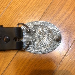 カナダ西部、先住民の手彫りバックルの画像