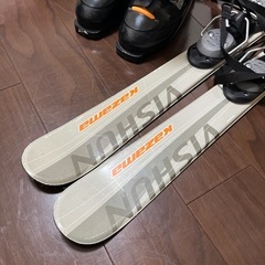 ショートスキーとスキー靴の画像