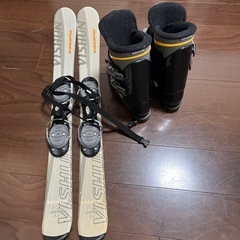 ショートスキーとスキー靴の画像