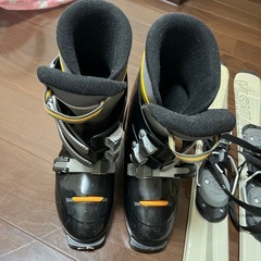 ショートスキーとスキー靴の画像