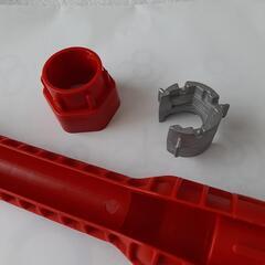 水道関係のネジ回し　レンチ道具の画像