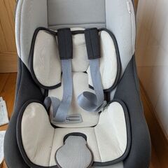 チャイルドシートとおもちゃの画像