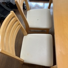 シンプルでモダンなデザインの木製ダイニングテーブルと椅子4脚セット
の画像