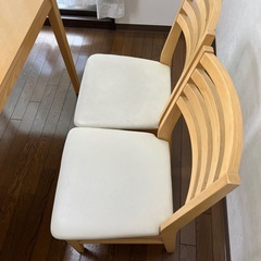 シンプルでモダンなデザインの木製ダイニングテーブルと椅子4脚セット
の画像