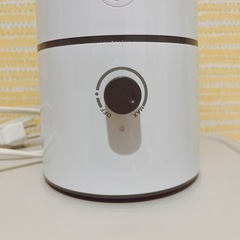 コンパクトでシンプルおしゃれ加湿器！寝室などに♪の画像