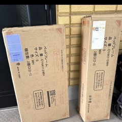 ダイニングテーブル、イームズチェア、スピーカー、アニメグッズなど