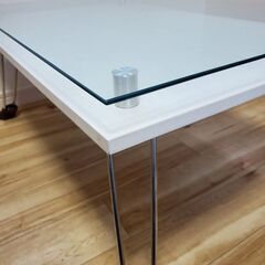 【美品 値引き】ガラス ローテーブル／折りたたみ式／ホワイトの画像