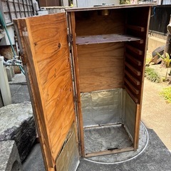 手作り燻製器と桜チップ
