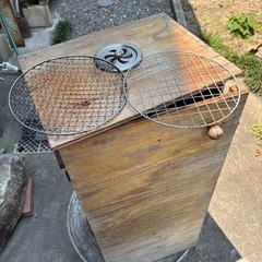 手作り燻製器と桜チップの画像