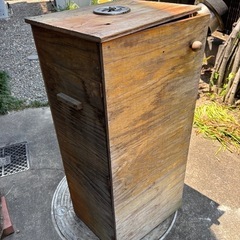 手作り燻製器と桜チップの画像