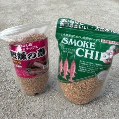 手作り燻製器と桜チップの画像