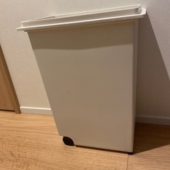 タイヤ付きゴミ箱　記載容量は15リットル