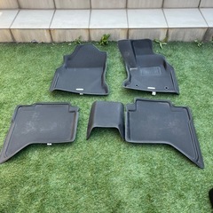 新型ハイラックス　クラッツィオフロアマット
