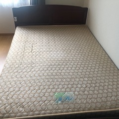 ダブルベッド（マットレス付）の画像