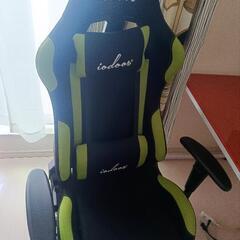 PCデスクとゲーミングチェアの画像