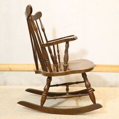 KASHIWA(柏木工)のヴィンテージ ロッキングチェアです。アンティーク調のクラシックなデザインのウィンザータイプの揺り椅子はリビングのアクセントに。ゆったりとした時間を過ごすのに最適♪ の画像