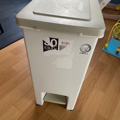 ペダル式ゴミ箱45l