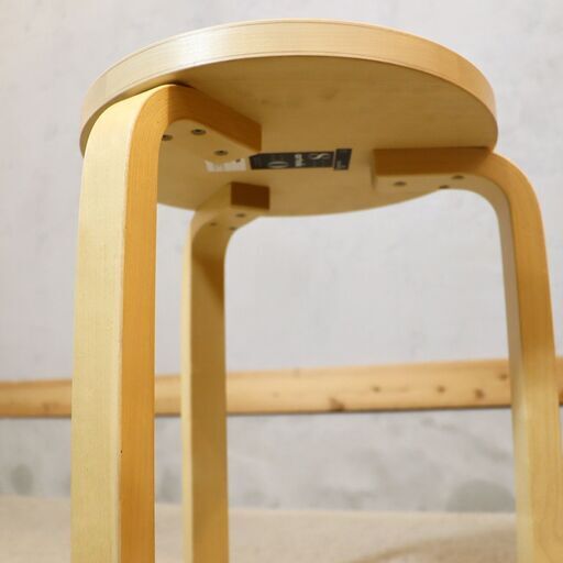 artek(アルテック)社のAlvar Aalto(アルヴァ・アアルト)デザイン STOOL60です。3本脚のシンプルなデザインと小振りなサイズのスツールはサイドテーブルとしても。/sempre取扱い