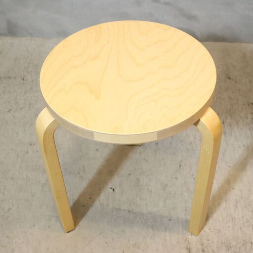 artek(アルテック)社のAlvar Aalto(アルヴァ・アアルト)デザイン STOOL60です。3本脚のシンプルなデザインと小振りなサイズのスツールはサイドテーブルとしても。/sempre取扱い