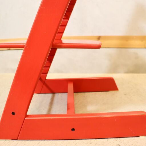 北欧ノルウェーのメーカーSTOKKE(ストッケ)のロングセラーキッズチェアーTRIPP TRAPP(トリップトラップ)/レッド。大人か
