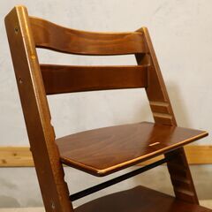 北欧ノルウェーのメーカーSTOKKE(ストッケ)のロングセラーキッズチェアーTRIPP TRAPP(トリップトラップ)/ブラウン。大人から幼児まで末永くお使い頂ける人間工学に基づいたベビーチェアです。の画像