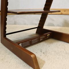 北欧ノルウェーのメーカーSTOKKE(ストッケ)のロングセラーキッズチェアーTRIPP TRAPP(トリップトラップ)/ブラウン。大人から幼児まで末永くお使い頂ける人間工学に基づいたベビーチェアです。の画像