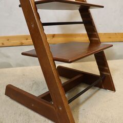 北欧ノルウェーのメーカーSTOKKE(ストッケ)のロングセラーキッズチェアーTRIPP TRAPP(トリップトラップ)/ブラウン。大人から幼児まで末永くお使い頂ける人間工学に基づいたベビーチェアです。の画像