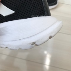 adidas スニーカーの画像