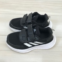 adidas スニーカーの画像