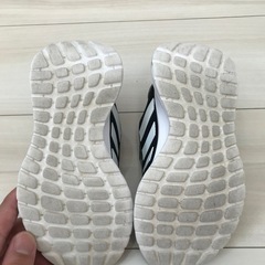 adidas スニーカーの画像