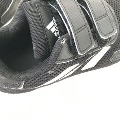 adidas スニーカーの画像