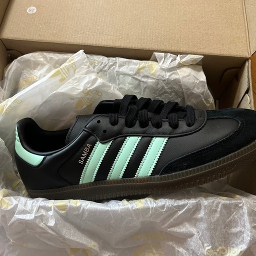 アディダス スニーカー