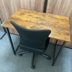 木目調デスク＆オフィスチェアセットの画像