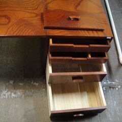 セール中につき、通常特価3,278円より半額の1,639円!　折りたたみ文机　引き出し収納付きの画像