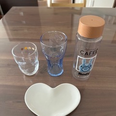 グラス、水筒、皿