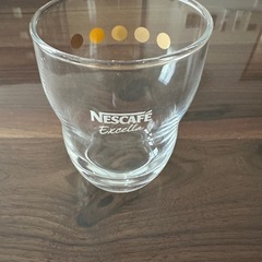 グラス、水筒、皿の画像