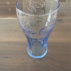 グラス、水筒、皿の画像