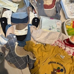 ベビー用品一式　哺乳瓶、スタイ、靴下、肌着、服、おしゃぶり等の画像
