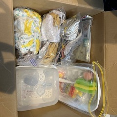 ベビー用品一式　哺乳瓶、スタイ、靴下、肌着、服、おしゃぶり等の画像