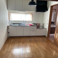 通り沿いに面した貸家戸建て。駐車場2台コミコミ。事業に使ってもOK！地下鉄宮の沢駅・JR発寒駅にダブルアクセス。家の前の歩道が非常に広く雪捨て場あり。事務所・住居一緒に使ってOK - 札幌市