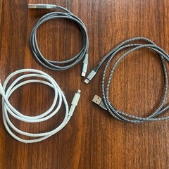 差し上げます　
充電ケーブル（USB Lightning）　